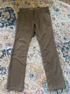 Drifter Slim Straight Chinos in Olive